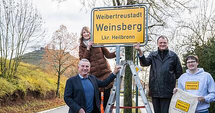 Weinsberg wird offiziell „Weibertreustadt“ (von links): Thomas Strobl, Isabell Huber, Stefan Thoma und Wolfram Linnebach.  Foto: Andreas Veigel