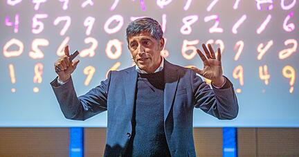 Beim IHK-Frühjahrsempfang erklärte Wissenschaftsjournalist Ranga Yogeshwar die Möglichkeiten von KI − und welche Konsequenzen daraus entstehen.
Foto: Andreas Veigel
