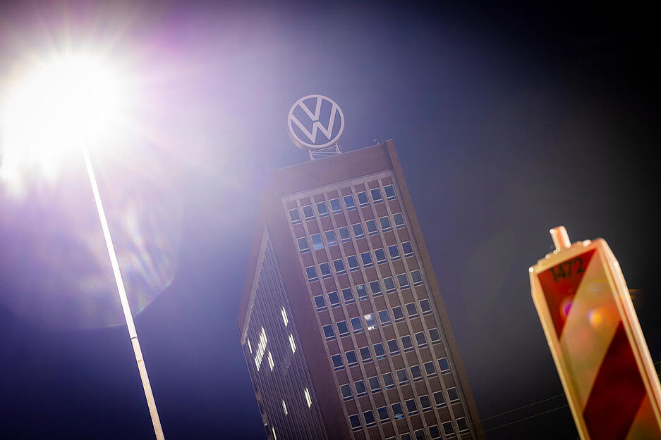 Nahezu vollständig dunkel erscheint das Markenhochhaus im Volkswagen Stammwerk am Abend. Nahezu vollständig dunkel erscheint das Markenhochhaus im Volkswagen Stammwerk am Abend.