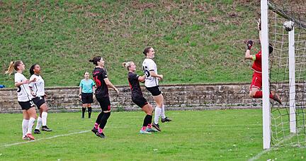 Sophie Gronbachs Ball schlägt unter der Latte zum 1:1-Ausgleich der Pink Ladies ein. Die Wetzlarer Torhüterin Janina Beffart streckt sich vergeblich.
Foto: Marc Schmerbeck Sophie Gronbachs Ball schlägt unter der Latte zum 1:1-Ausgleich der Pink Ladies ein. Die Wetzlarer Torhüterin Janina Beffart streckt sich vergeblich.
Foto: Marc Schmerbeck