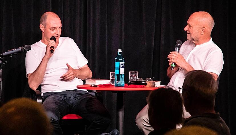 Autor Christoph Nu&szlig;baumeder, dessen St&uuml;ck &bdquo;Eisenstein&ldquo; gerade im Theater Heilbronn gespielt wird, sprach mit Moderator Wolfgang Niess im Salon 3.