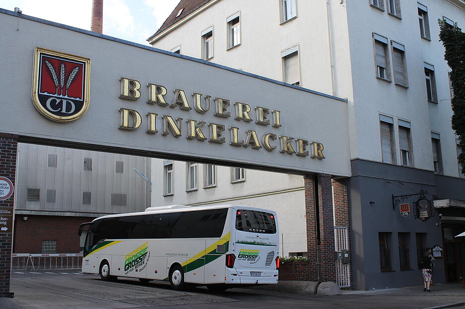 Im vollbesetzten Reisebus gelangten die Stimme-Leser nach Stuttgart in die Tübinger Straße.