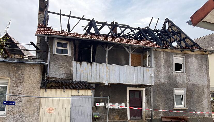 Die größte gemeindeeigene Flüchtlings- und Obdachlosenunterkunft in der Hauptstraße 33/1 ist seit einem Brand im August unbewohnbar. Die größte gemeindeeigene Flüchtlings- und Obdachlosenunterkunft in der Hauptstraße 33/1 ist seit einem Brand im August unbewohnbar.