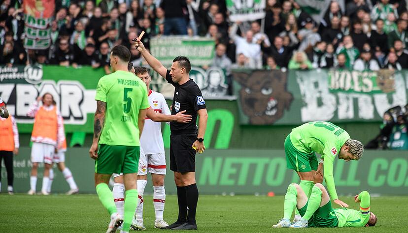 Schiedsrichter Sven Jablonski zeigt Stuttgarts Atakan Karazor (nicht im Bild) die Gelb-Rote Karte. Schiedsrichter Sven Jablonski zeigt Stuttgarts Atakan Karazor (nicht im Bild) die Gelb-Rote Karte.