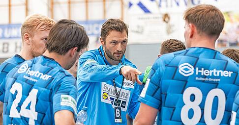 Trainer Oliver Heß gibt den Spielern des TSB Horkheim Anweisungen. Trainer Oliver Heß gibt den Spielern des TSB Horkheim Anweisungen.