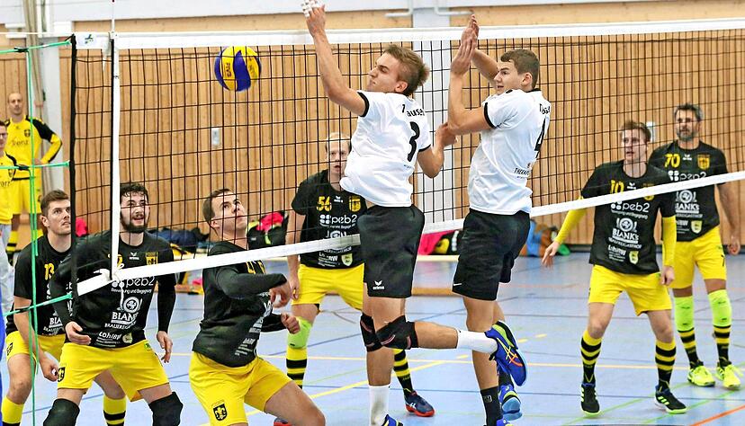 Pascal Walter und Co. (wei&szlig;e Trikots) sind in schon gut in Form. Das haben die Volleyballer des TV Hausen beim Turniersieg in Fellbach bewiesen.
Foto: Archiv/Seidel