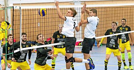 Pascal Walter und Co. (wei&szlig;e Trikots) sind in schon gut in Form. Das haben die Volleyballer des TV Hausen beim Turniersieg in Fellbach bewiesen.
Foto: Archiv/Seidel