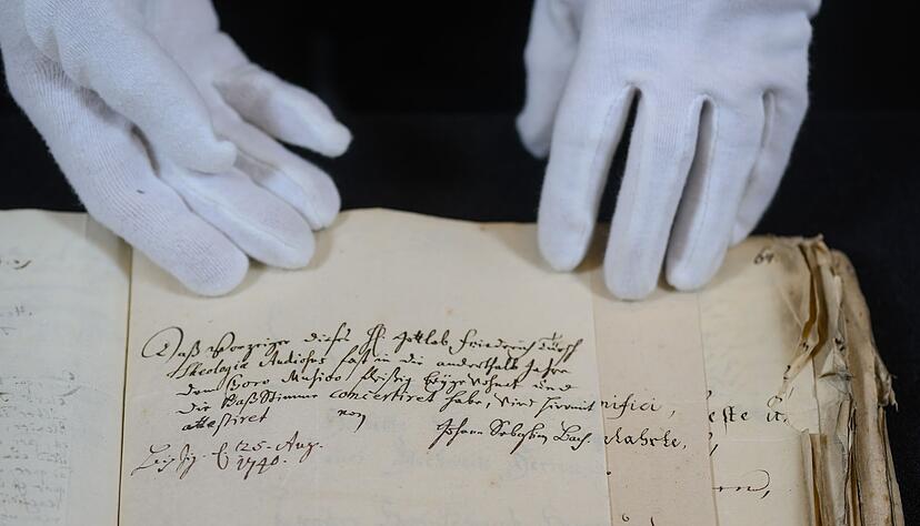 Blick in neu entdeckten Akten zur Leipziger Kirchenmusik aus dem 18. Jahrhundert im Stadtarchiv Leipzig.