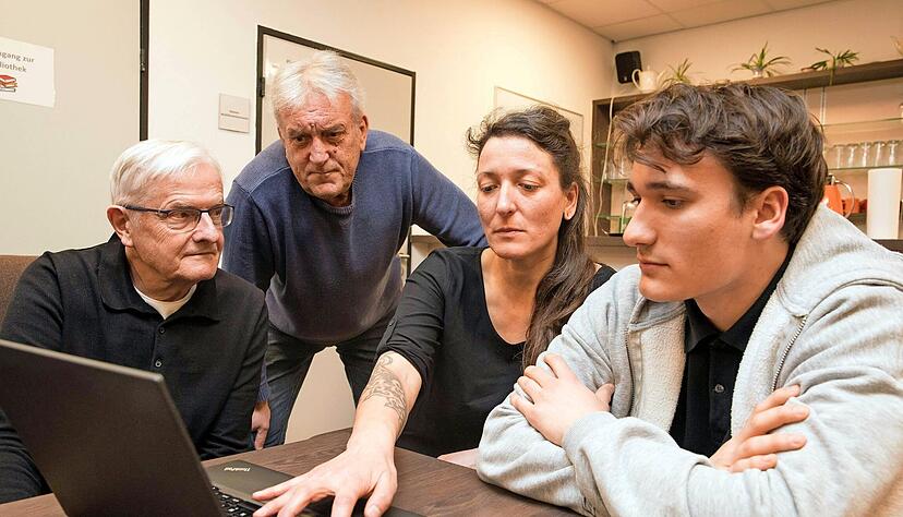Auch das gehört zum Angebot: Computerschulungen und der Austausch von Jung und Alt, wie hier im Quartierszentrum in Böckingen.
Foto: Archiv/Wolfgang Müller Auch das gehört zum Angebot: Computerschulungen und der Austausch von Jung und Alt, wie hier im Quartierszentrum in Böckingen.
Foto: Archiv/Wolfgang Müller