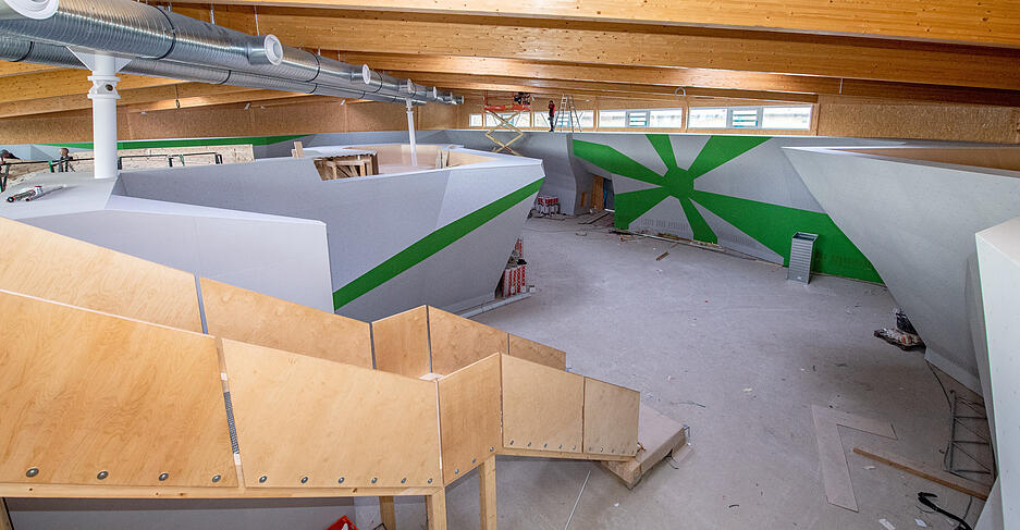Blick mitten in die neue Boulderhalle mit bis zu 4,50 Meter hohen Kletterw&auml;nden.