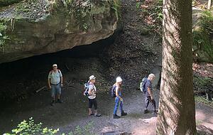 Der Hohle Stein direkt bei der Tobelschlucht ist ein imposantes Erosions-Naturdenkmal. Foto: Stefanie Sapara Der Hohle Stein direkt bei der Tobelschlucht ist ein imposantes Erosions-Naturdenkmal. Foto: Stefanie Sapara