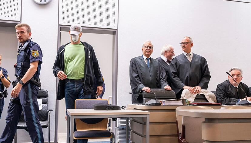 Der mutma&szlig;liche Hauptt&auml;ter kommt vor der Urteilsverk&uuml;ndung im Fall des Diebstahls des Manchinger Keltengoldes in den Gerichtssaal.