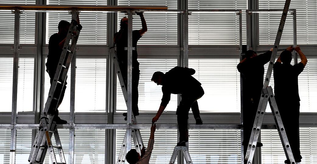 Wenn Stellenabbau droht, ist der Austausch mit Kollegen wichtig – aber auch das Gespräch mit Vorgesetzten kann Klarheit bringen. Wenn Stellenabbau droht, ist der Austausch mit Kollegen wichtig – aber auch das Gespräch mit Vorgesetzten kann Klarheit bringen.