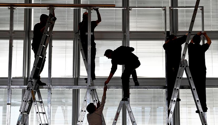 Wenn Stellenabbau droht, ist der Austausch mit Kollegen wichtig – aber auch das Gespräch mit Vorgesetzten kann Klarheit bringen. Wenn Stellenabbau droht, ist der Austausch mit Kollegen wichtig – aber auch das Gespräch mit Vorgesetzten kann Klarheit bringen.