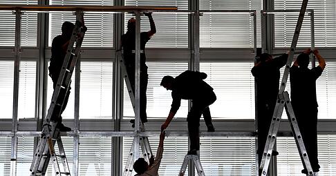 Wenn Stellenabbau droht, ist der Austausch mit Kollegen wichtig – aber auch das Gespräch mit Vorgesetzten kann Klarheit bringen.