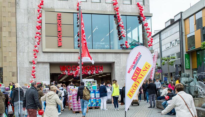 Luftballons am Eingang, Kartons vor dem Laden: Tausende Kunden kommen zur Woolworth-Eröffnung im Klosterhof.
Foto: Mario Berger