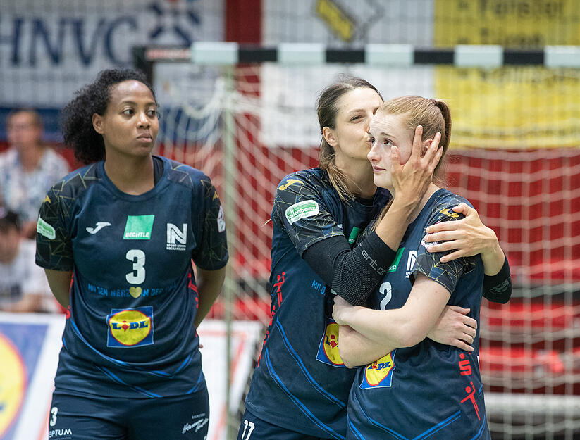 Carmen Moser tröstet Selina Kalmbach mit einem Küsschen