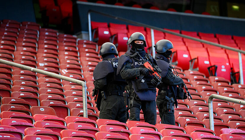 Polizisten stehen bei einer praktische Übung einer Einsatzlage zur Fußball-Europameisterschaft in der MHP Arena in Stuttgart.
