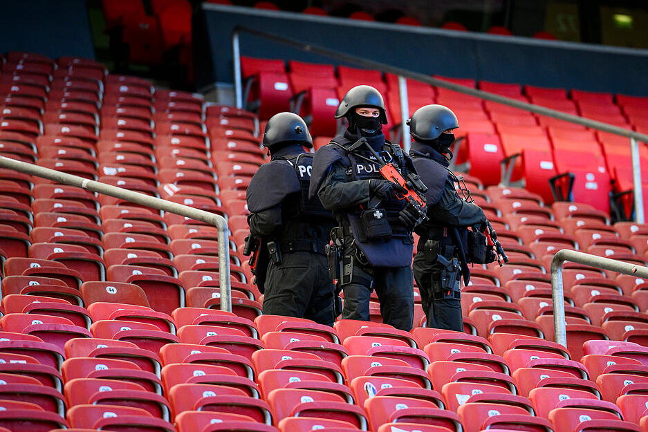 Polizisten stehen bei einer praktische Übung einer Einsatzlage zur Fußball-Europameisterschaft in der MHP Arena in Stuttgart.