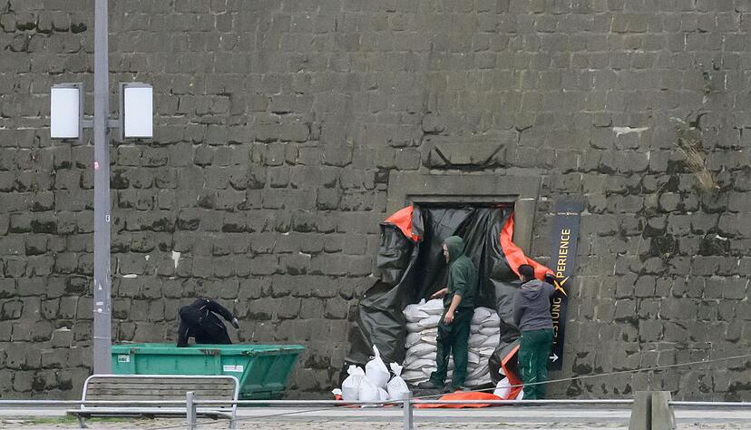 "Schotten dicht" an der Mauer zur Festung. In Dresden laufen die Hochwasser-Vorbereitungen. "Schotten dicht" an der Mauer zur Festung. In Dresden laufen die Hochwasser-Vorbereitungen.