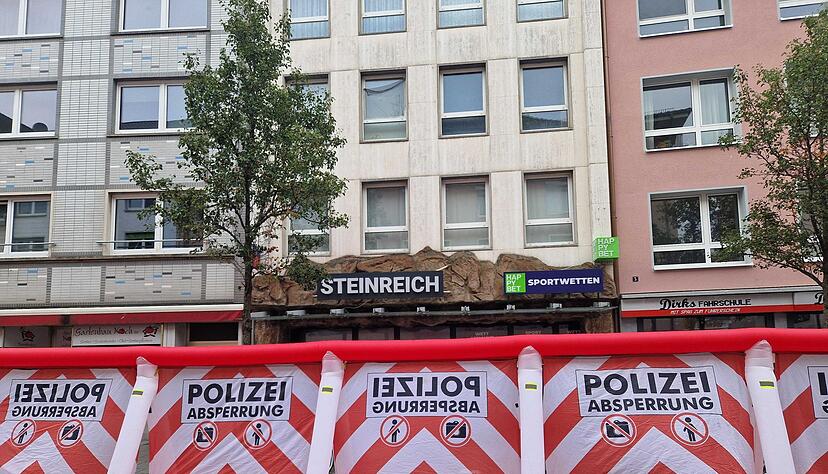 Bei Schüssen in einem Wettbüro in der Innenstadt von Gießen sind drei Menschen verletzt worden.