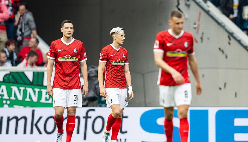 Freiburgs Spieler zeigen sich nach dem sp&auml;ten Ausgleich gegen Gladbach entt&auml;uscht.
