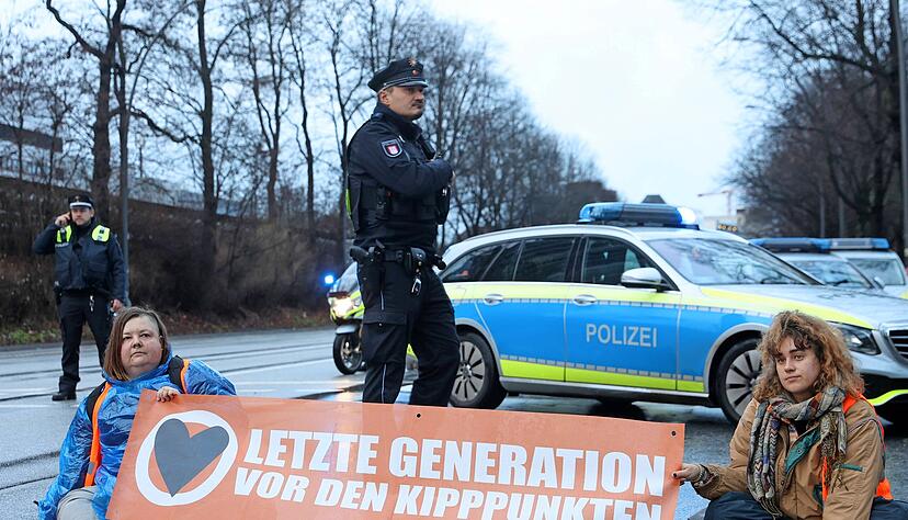 Bislang gab es solche Szenen in Heilbronn nicht: Mitglieder der Gruppe Letzte Generation haben sich in Hamburg aus Protest auf der Straße festgeklebt.
Foto: dpa