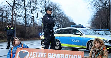 Bislang gab es solche Szenen in Heilbronn nicht: Mitglieder der Gruppe Letzte Generation haben sich in Hamburg aus Protest auf der Straße festgeklebt.
Foto: dpa