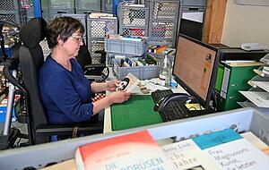 Alle Bücher, die abgegeben werden, prüft Christina Kaulbersch ganz genau auf Qualität und Zustand, bevor sie sie ins System eingibt. Alle Bücher, die abgegeben werden, prüft Christina Kaulbersch ganz genau auf Qualität und Zustand, bevor sie sie ins System eingibt.