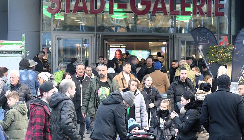 Am Samstagnachmittag lassen die zahlreichen Besucher die Kassen der Einzelhändler klingen, hier der Andrang vor der Stadtgalerie.