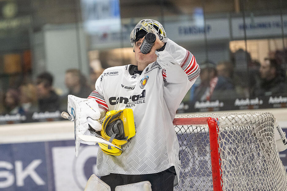Die Heilbronner Falken gewinnen nicht nur das dritte Spiel 4:0, sondern auch die Achtelfinalserie gegen die Füchse Duisburg mit 3:0. Die Heilbronner Falken gewinnen nicht nur das dritte Spiel 4:0, sondern auch die Achtelfinalserie gegen die Füchse Duisburg mit 3:0.