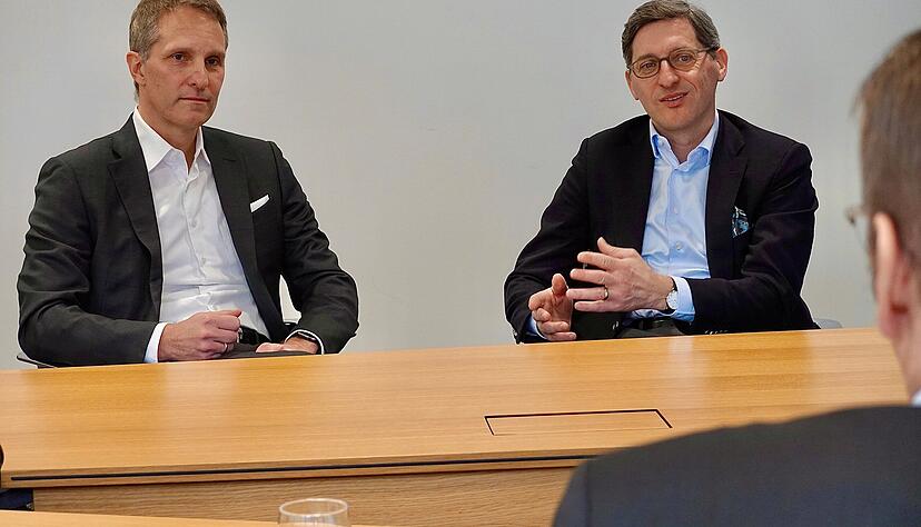 Geschäftsführer Klaus Geißdörfer (rechts) begrüßt ausdrücklich, dass die drei Gesellschafter um Jan Philippiak (links) in den Aufsichtsrat von EBM-Papst einziehen werden. Geschäftsführer Klaus Geißdörfer (rechts) begrüßt ausdrücklich, dass die drei Gesellschafter um Jan Philippiak (links) in den Aufsichtsrat von EBM-Papst einziehen werden.