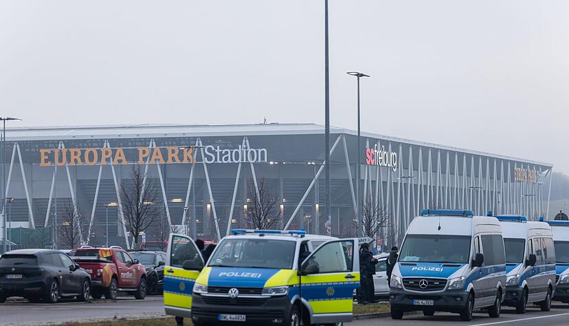 Zahlreiche Polizisten waren rund um die Partie in Freiburg im Einsatz.