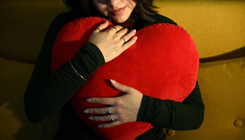 Lass dich drücken: Das rote Herz ist das Symbol der Liebe. (Archivbild) Lass dich drücken: Das rote Herz ist das Symbol der Liebe. (Archivbild)