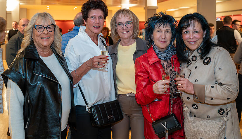 Gundula Hagner (links) aus Neckargartach ist Spatzen-Fan seit 1992 und hat bestimmt 1000 Auftritte erlebt - "wenn nicht sogar mehr&ldquo;.