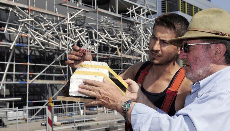 K&uuml;nstler Gunther Stilling erkl&auml;rt Obermonteur Mehmet Dinc anhand eines Modells, wo er die Stahlrohre anbringen soll.
Foto: Mario Berger