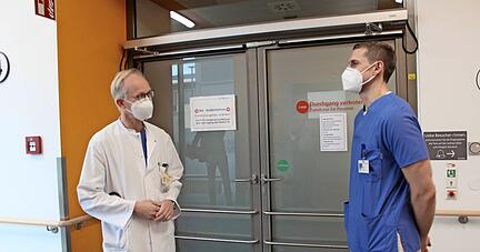 Marcus Hennersdorf (links) und Dominik Scharpf von der Klinik für Kardiologie, Angiologie, Pneumologie und Intensivmedizin.