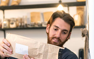 Die Bohnen des Kaffees werden in der Biedermanngasse gemahlen.