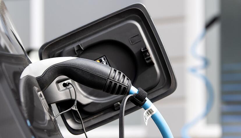 Neue Energie zapfen: Wer das zu Hause schnell und sicher machen will, kann sich eine Wallbox montieren lassen.