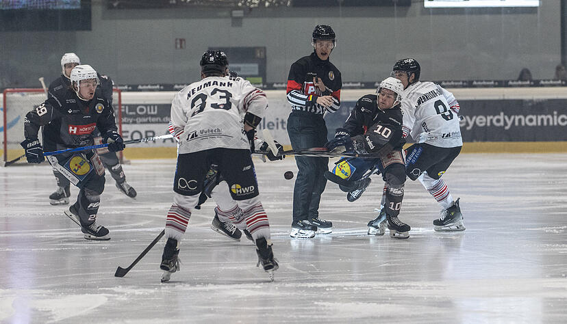 Die Topscorer der Oberliga Süd, Calder Anderson (links) und Nolan Ritchie (2.v.r.) sind auch zu den besten Spielern gekürt worden. Die Topscorer der Oberliga Süd, Calder Anderson (links) und Nolan Ritchie (2.v.r.) sind auch zu den besten Spielern gekürt worden.