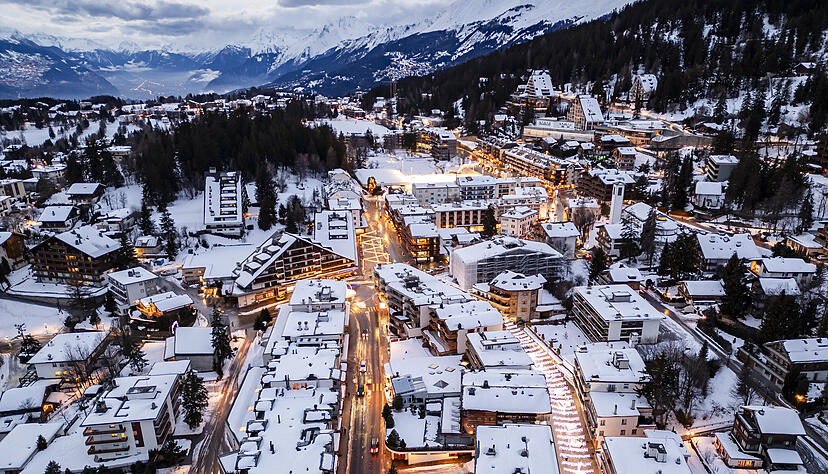 Bei einer Explosion und einem Brand in der Silvesternacht sind im noblen Schweizer Skiort Crans-Montana nach Polizeiangaben mehrere Menschen ums Leben gekommen.