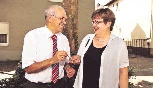 Nahtloser Wechsel: Schulleiter Eberhard Schulze übergibt den Schlüssel der Reinöhlschule an seine Nachfolgerin Ursula Khilla.Foto: Brian Bailey Nahtloser Wechsel: Schulleiter Eberhard Schulze übergibt den Schlüssel der Reinöhlschule an seine Nachfolgerin Ursula Khilla.Foto: Brian Bailey