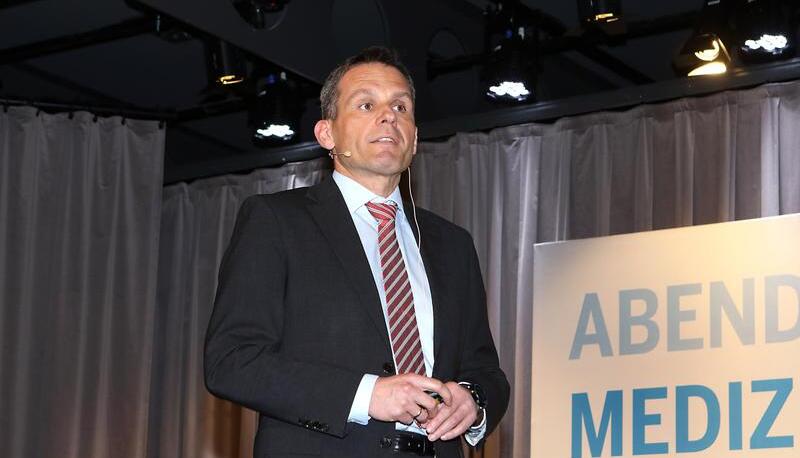 Beim ihm geht das Operieren "wie"s Brezelbacken". Professor Jürgen Hoffmann von der Uniklinik Heidelberg fesselte die 300 Besucher in der Kreissparkasse Heilbronn mit seinem Vortrag.
Foto: Matthias Heibel Beim ihm geht das Operieren "wie"s Brezelbacken". Professor Jürgen Hoffmann von der Uniklinik Heidelberg fesselte die 300 Besucher in der Kreissparkasse Heilbronn mit seinem Vortrag.
Foto: Matthias Heibel