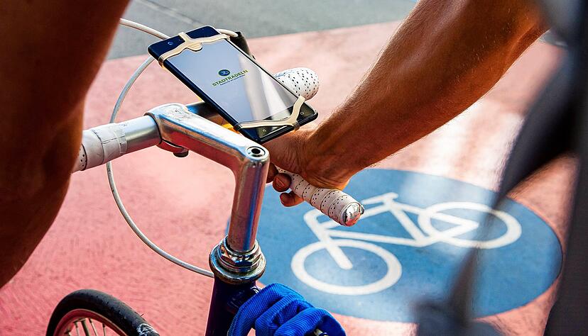Ein Radfahrer nutzt die Stadtradeln-App: Insgesamt werden Teilnehmer 21 Tage lang Kilometer sammeln können.
Foto: Klima-Bündniss