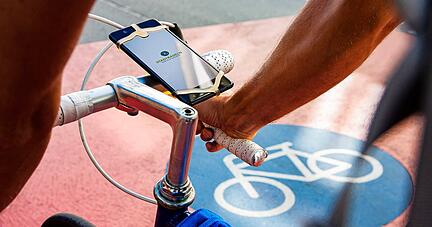 Ein Radfahrer nutzt die Stadtradeln-App: Insgesamt werden Teilnehmer 21 Tage lang Kilometer sammeln können.
Foto: Klima-Bündniss