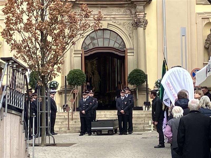 Der Trauerzug für früheren Oberbürgermeister und Ehrenbürger Dr. Erhard Klotz beginnt. Der Trauerzug für früheren Oberbürgermeister und Ehrenbürger Dr. Erhard Klotz beginnt.