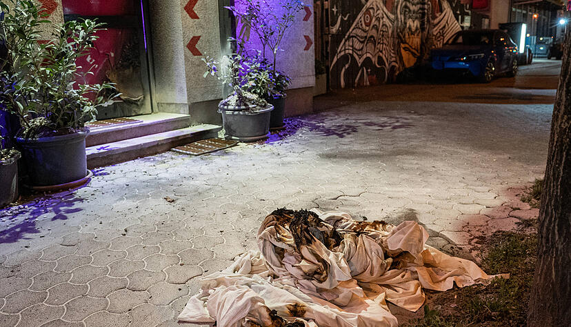 Material das gebrannt hat, liegt vor dem Heilbronner Nachtclub.