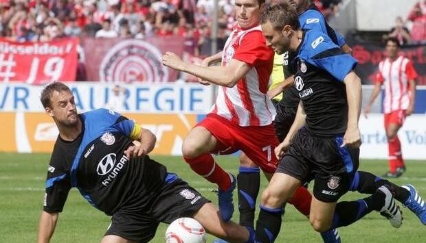 D&uuml;sseldorfs Oliver Fink (M) versucht sich gegen drei Frankfurter durchzusetzen.