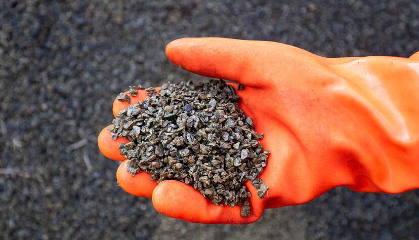 Granulat ist nur eine Option: Die Auswahl an Streumitteln ist gro&szlig;, wenn man glatte Gehwege streuen will.