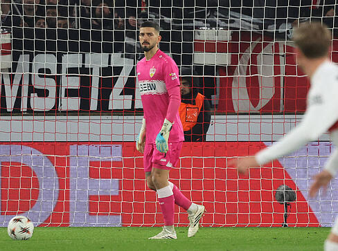 Fabian Bredlow: Mega-Bock. Zu lasch rausgespielt, Fehlpass, Gegentor. Beim 2:2 chancenlos. Daf&uuml;r in der 69. Minute mit einer starken Parade. Dadurch verhinderte Bredlow den R&uuml;ckstand. Note: 5